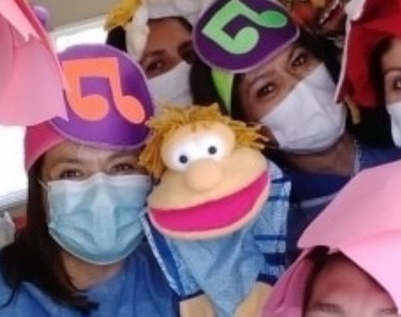 Vacunadores de Chimbas se vistieron con colores para recibir a los pequeños que se vacunaban 