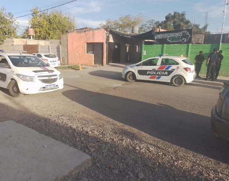 Quiso escapar de la policía arrojando bolsas de cocaína a las calles