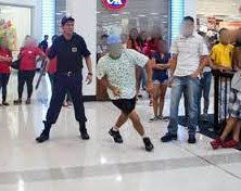 Enloqueció contra un amigo y sacó un cuchillo adentro de un shopping sanjuanino 