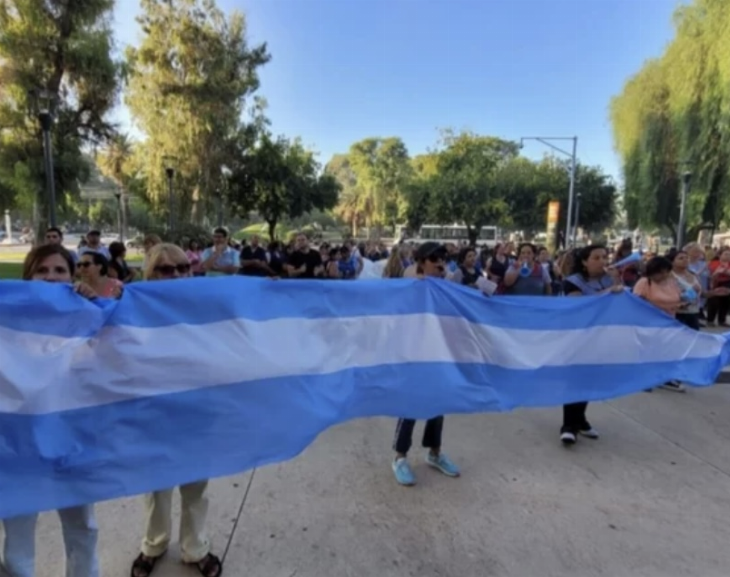 Los docentes autoconvocados volvieron a marchar al Centro Cívico 