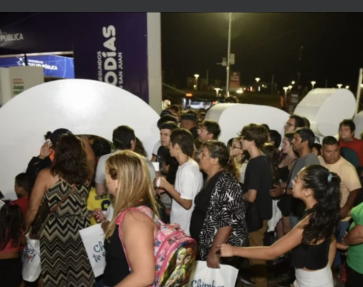 Cientos de personas saquearon el stand del Ministerio de Salud en la FNS