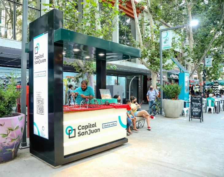 Capital estrenó stands para artesanos de la peatonal
