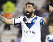 Vélez  - Talleres: la mamá de Pratto salió a bancar al delantero