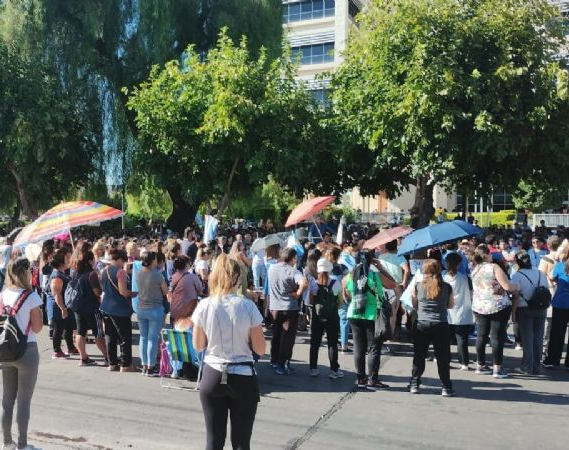 Docentes autoconvocados vuelven a marchar