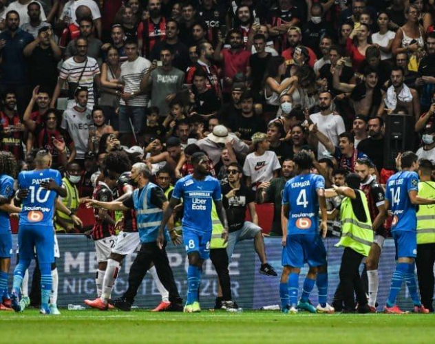 Escándalo en Francia: ultras del Niza invadieron para agredir a Dimitri Payet y Jorge Sampaoli terminó a los golpes