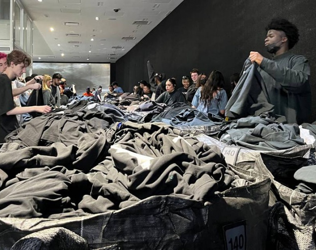 Balenciaga y Gap lanzaron una colección "inspirada" en las personas en situación de calle