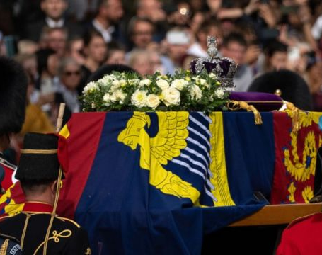 Cola de hasta 5 kilómetros para despedir a la reina Isabel II 