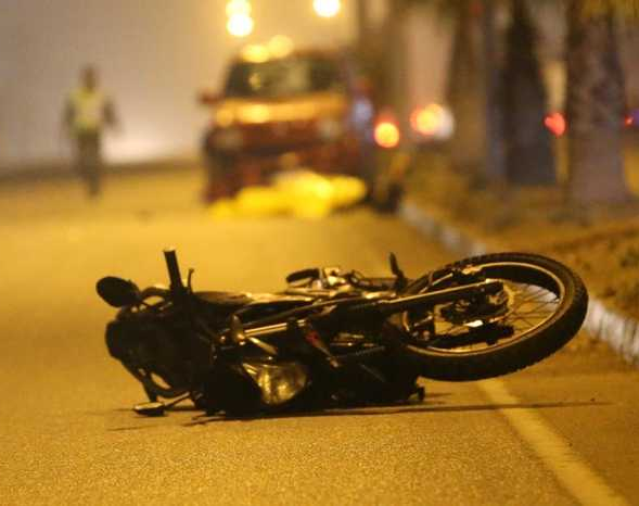 Chocó en su moto contra un camión estacionado y falleció en el hospital