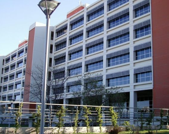 Una mujer cayó desde el quinto piso del Centro Cívico y murió