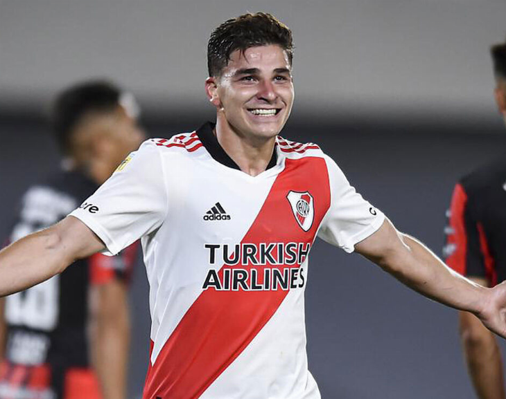 El delantero Julián Álvarez fue elegido como el mejor futbolista de América