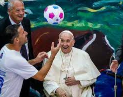 En nombre de Maradona: El Papa Francisco bendijo la pelota del Partido por la Paz