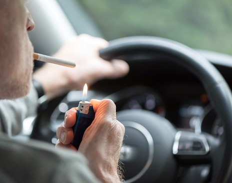 Su auto tenía una fuga de gas y explotó cuando prendió un cigarrillo