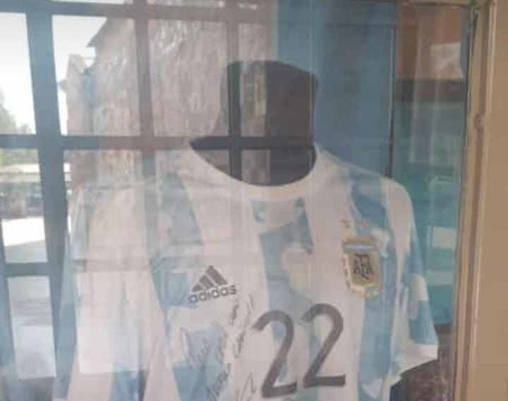Una camiseta histórica de Lautaro Martínez llegó a la Difunta Correa