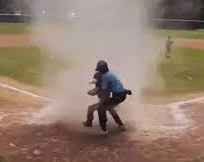Un niño jugaba un partido de Beisbol y terminó adentro de un remolino 
