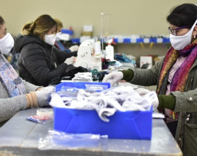  Preparan 22.000 barbijos fabricados por talleres comunitarios