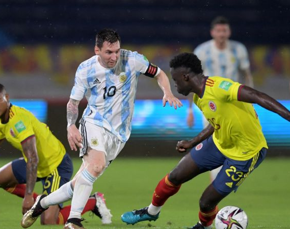 Argentina se descuidó en el último minuto y Colombia lo empató 
