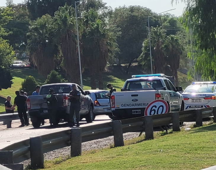 Terminó arriba del guardarrail cuando perdió el control de su auto