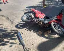Motociclista chocó contra el guardarrail y murió