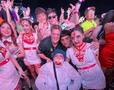 A los 70 años fue a un boliche por primera vez en su vida, la acompañó su nieta y fue el alma de la fiesta