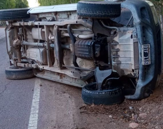 Terminó herido tras el vuelco de su camioneta en Sorocayense