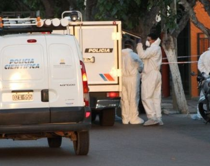Dos autos chocaron de frente y un hombre perdió la vida