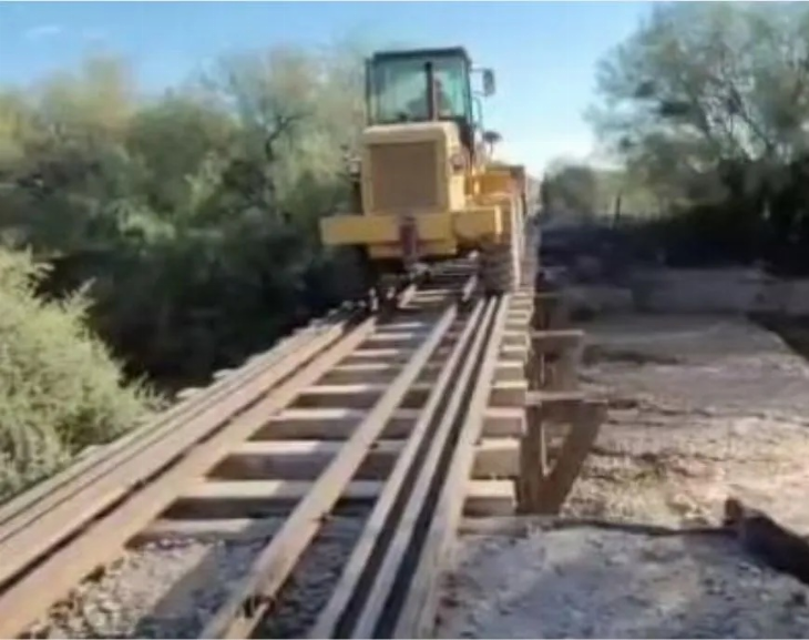 Por la creciente, trasladaron el cuerpo de un abuelo fallecido en una retro 