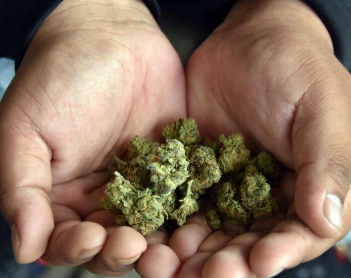 Discutían en el auto y cayeron por tener marihuana