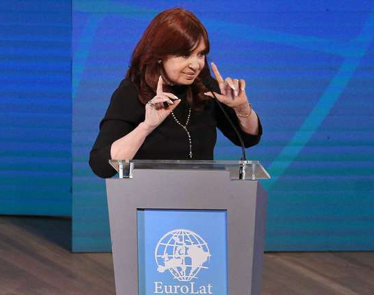 Cristina: "Que te pongan una banda y te den el bastón, no significa que te den el poder"