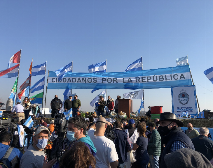 Ruralistas y dirigentes opositores realizan un banderazo del 9 de Julio en San Nicolás