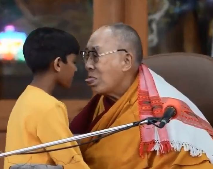 Asqueroso: El Dalai Lama pidió chuparle la lengua a un niño