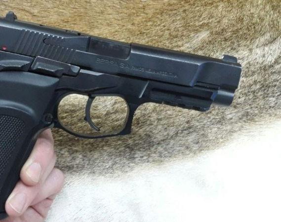 Mostrando la pistola, se paseó en su auto y asustó a los vecinos