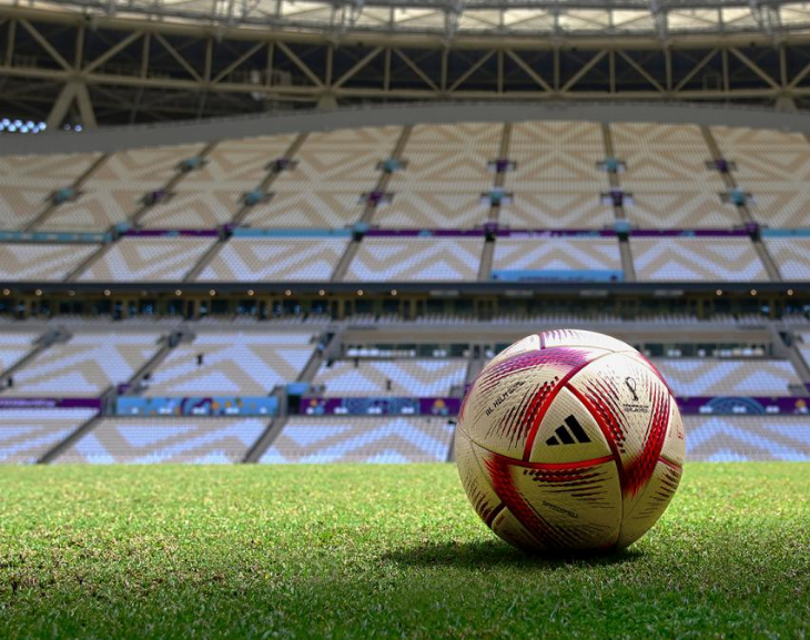 La FIFA presentó la nueva pelota para los últimos cuatro partidos del Mundial