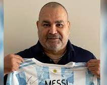 ¡Le sacó una sonrisa a Chilavert! Messi y su especial regalo al ex-arquero
