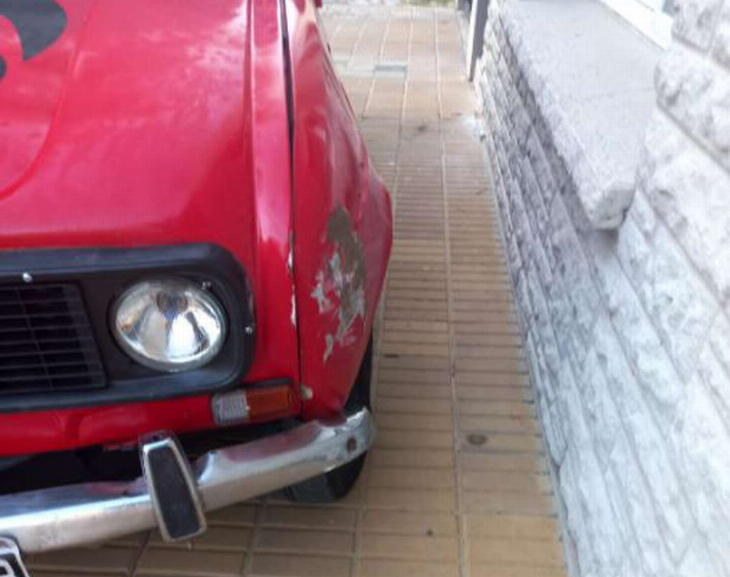 Su mamá le regaló una Renoleta y a los 10 segundos la chocó contra el frente de su casa