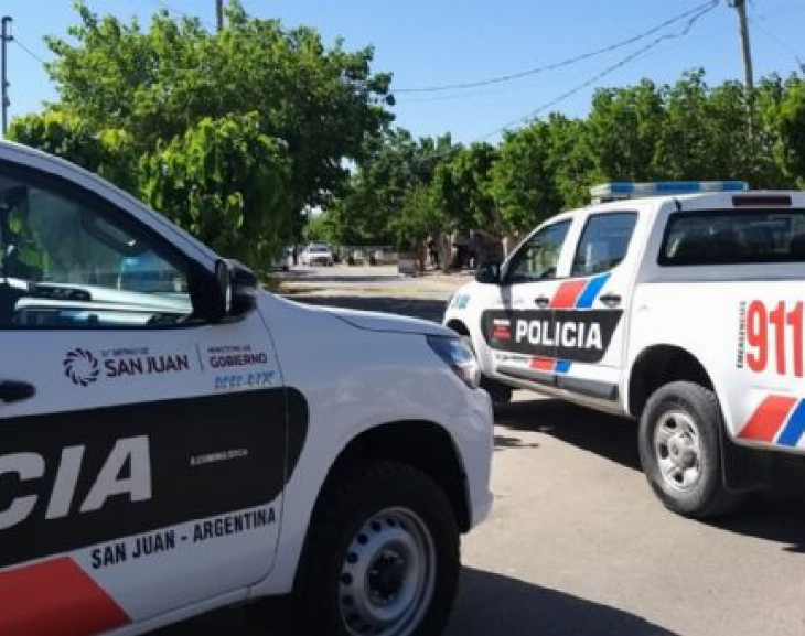 Una matrimonio denunció que su hijo los golpeó y amenazó con prender fuego una moto
