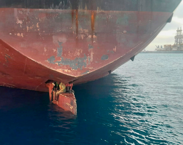 Cuatro migrantes cruzaron el Atlántico escondidos en el timón de un barco 