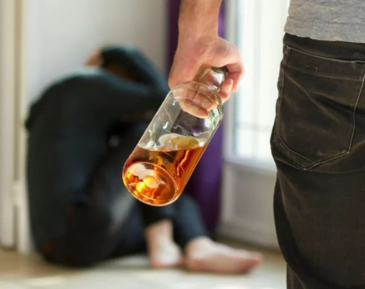 Borracho, le dio una paliza a su mujer frente al terror de sus tres hijos