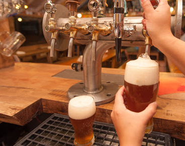 Rivadavia regaló más de 200 litros de cerveza a personas vacunadas contra el COVID 19