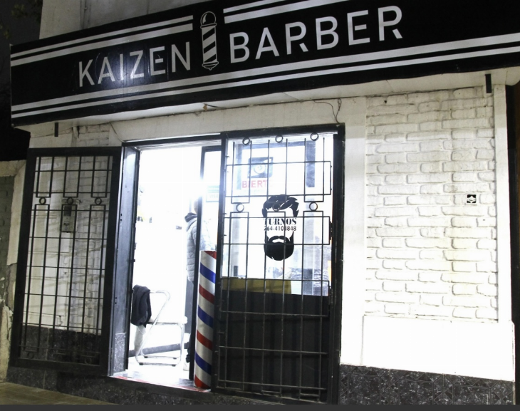 Desvalijaron una barbería a plena luz del día y a unos metros de una comisaría 