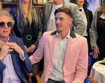 Descubrieron al marido de Pepe Cibrián a los besos con otro hombre