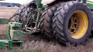 Un nene de 2 años se cayó del tractor que manejaba su papá y fue aplastado por las rueda