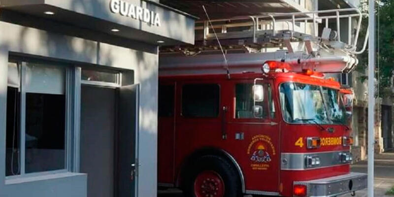 Un calefón explotó y generó un importante incendio en una casa