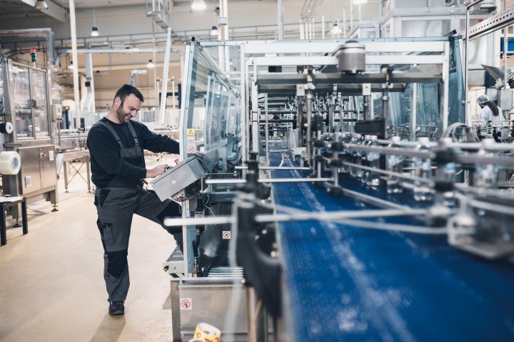 La actividad industrial cae un 1,8% en agosto y teme por la incertidumbre económica