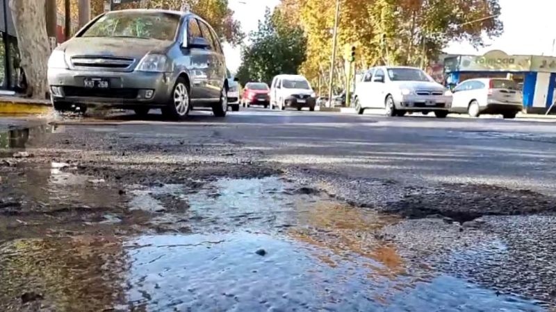 Vecinos dicen que un caño roto lleva un semana desperdiciando agua y OSSE no lo arregla