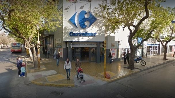 Detuvieron a una mujer en un supermercado céntrico guardando mercadería en su bolso
