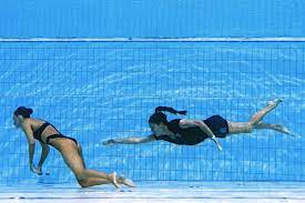 Una nadadora que casi se ahoga en el Mundial: fue rescatada por su entrenadora
