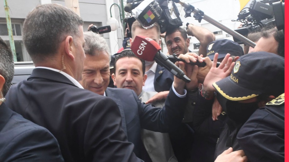 Macri agredió a un periodista y luego se disculpó por Twitter: "Fue un acto reflejo", dijo