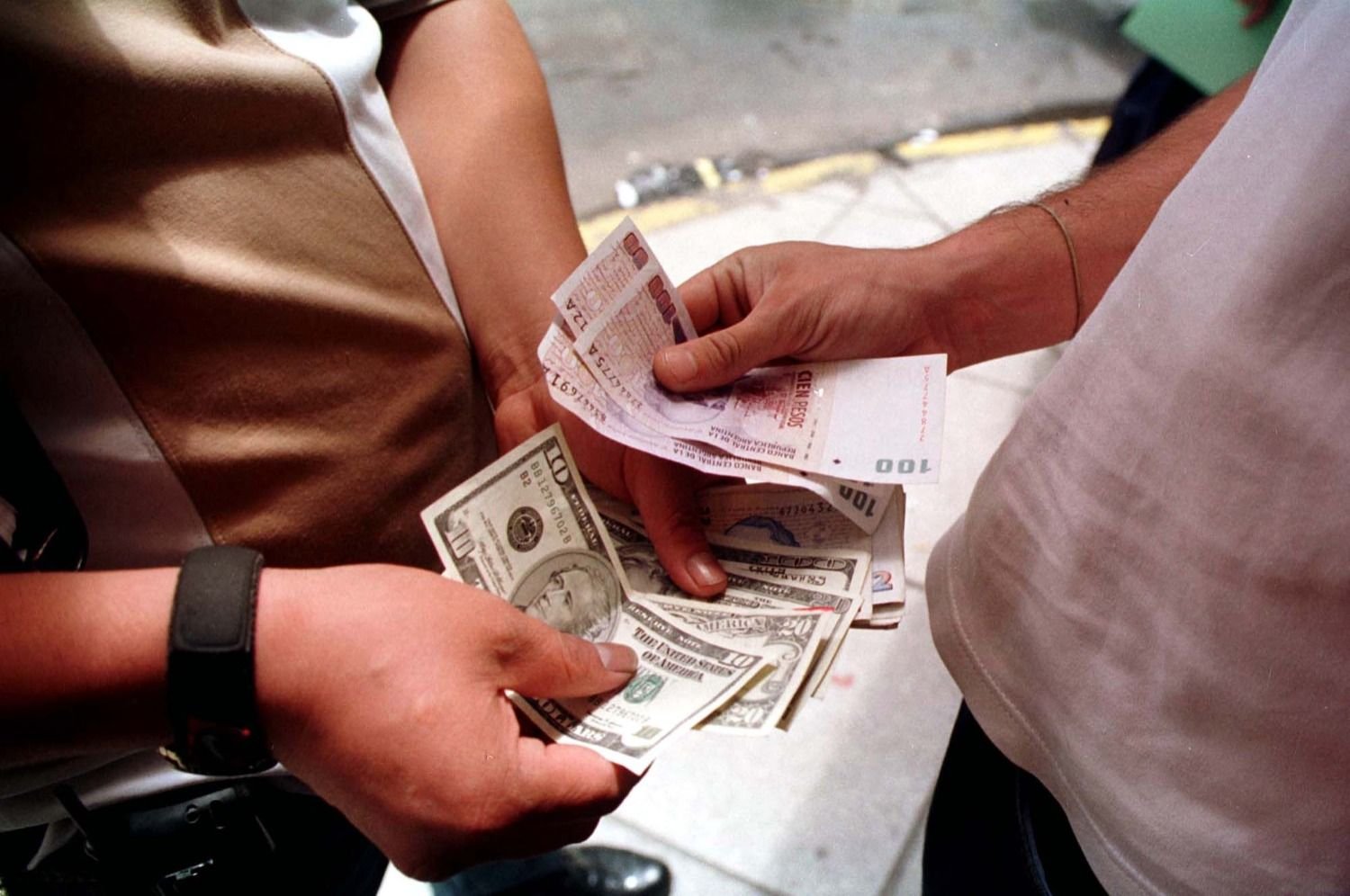 El valor del dólar blue es récord y cotiza en $205 para la compra