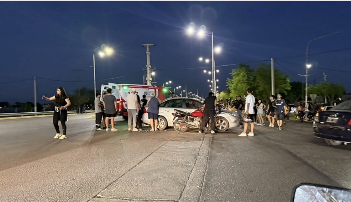 Fuerte choque entre una moto y un auto en la Ruta del Sol