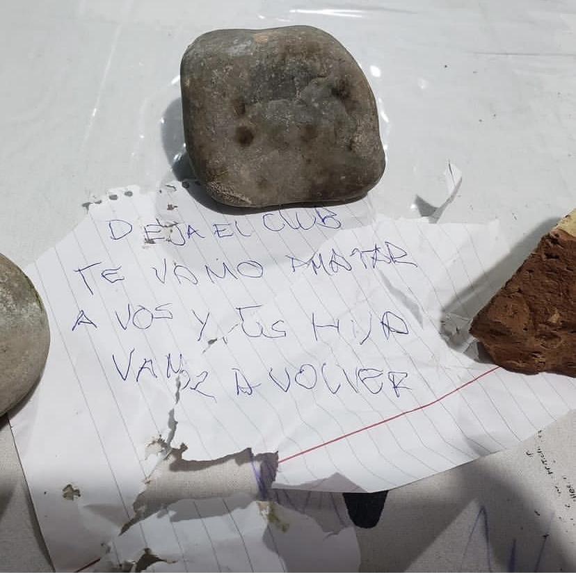 Atentaron contra la casa del presidente de un club y lo amenazaron de muerte